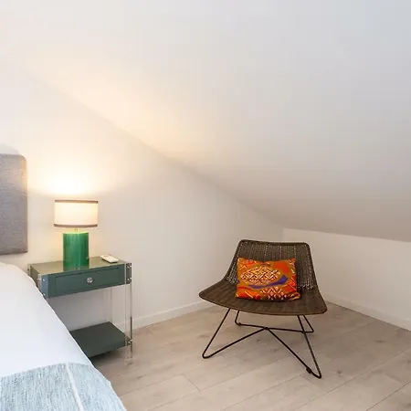 Tram 28 Duplex Apartment